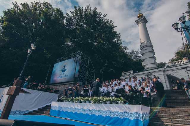 В Днепре одновременно крестились 500 человек