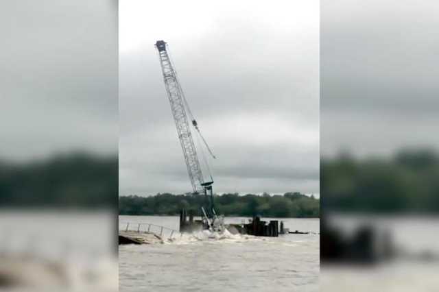 Появилось видео жуткой аварии во время строительства моста в России