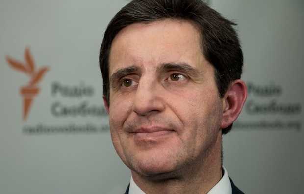 Разделся до трусов: Шкиряк похвастался накаченным прессом на даче в Закарпатье