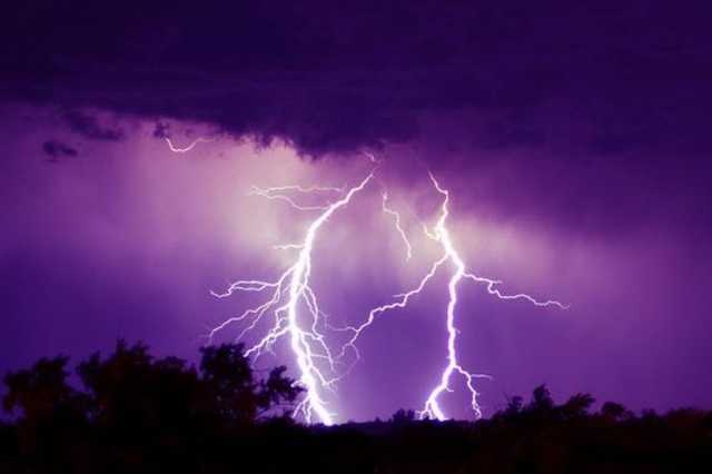 В оккупированном Харцизске молния убила женщину с ребенком