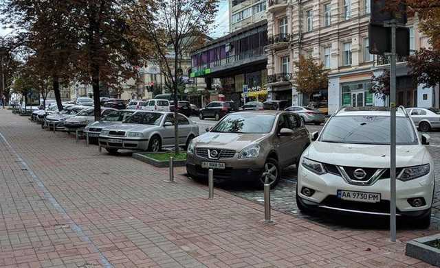 Киевские водители поставили авто в парковочных карманах «елочкой»