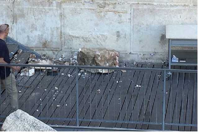 В Израиле камень из Стены Плача обрушился на молящихся женщин