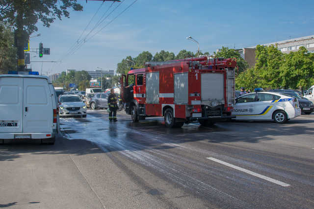 В Киеве тройное ДТП и огромная пробка: пострадали женщина и ребенок