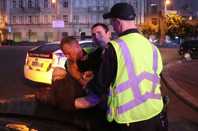 Угрожал пистолетом и бросался окурками: в центре Киева «авторитет» защищал пьяных нарушителей на Audi