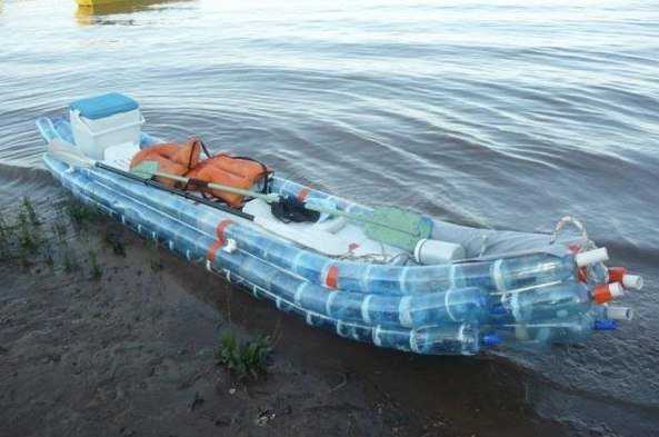Бывший украинец плыл в Крым на плоту из бутылок, его задержала ФСБ