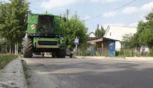 Бум на «бляхи»: украинцы скупают даже нерастаможенные комбайны