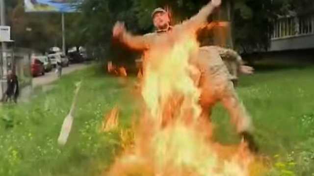 Почему боец ВСУ поджег себя у здания Минобороны
