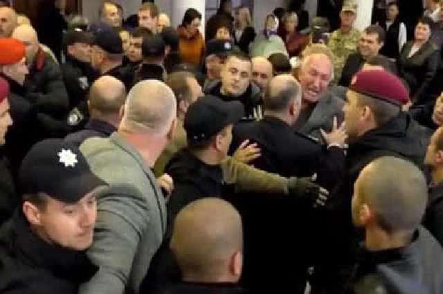 Столкновения на заседании горсовета Конотопа: 50 задержанных, 4 полицейских пострадали