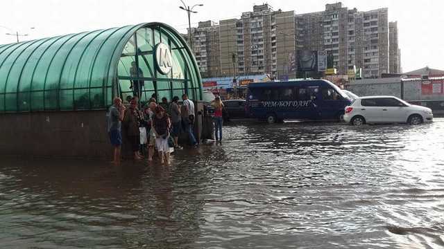 Миллионы в асфальт: почему тонет Киев