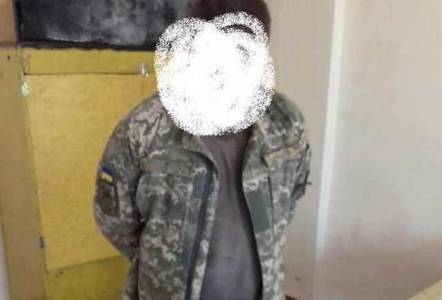 На військовій базі у Десні спіймали «на гарячому» військового, який збував наркотики