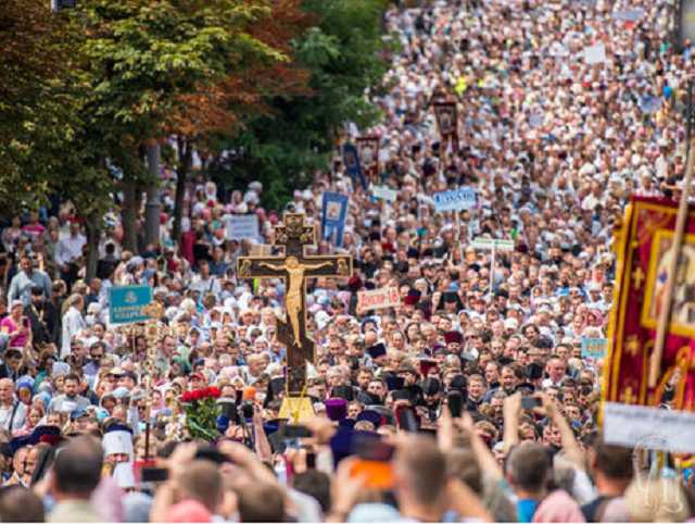 В УПЦ Московского патриархата насчитали 250 тыс. участников крестного хода в Киеве