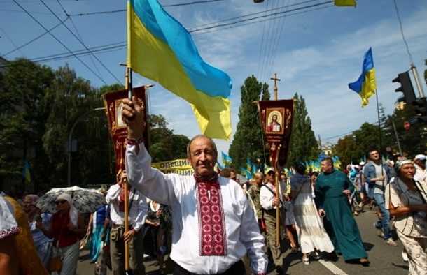 Давка, запрет на сьемку и тысячи людей: как прошел Крестный ход в Киеве