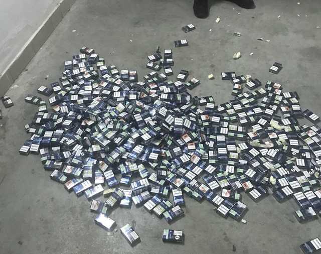 Украинец пытался вывезти в Польшу три тысячи пачек сигарет вместе с банками