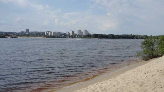 Власти столицы просят киевлян не купаться в водоемах во время грозы