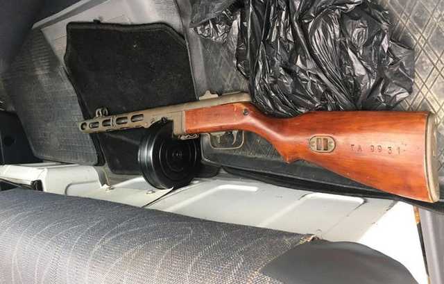 В автобусах на украино-польской границе обнаружили спрятанные винтовку и ППШ