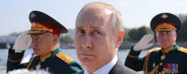 В Санкт-Петербурге во время военно-морского парада катер впилился в опору моста