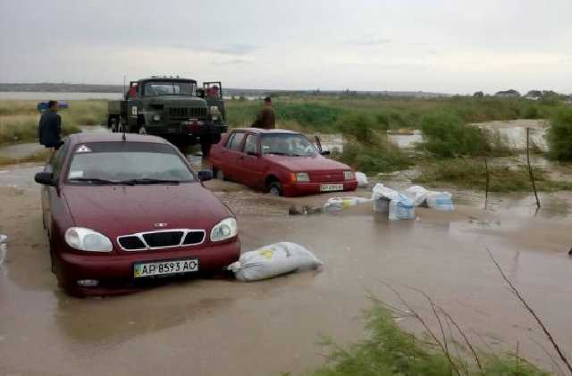 Наслідки негоди: На Запоріжжі відкопали десятки авто