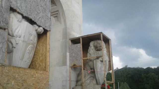 Польские "титушки" устроили жесткий погром на кладбище во Львове