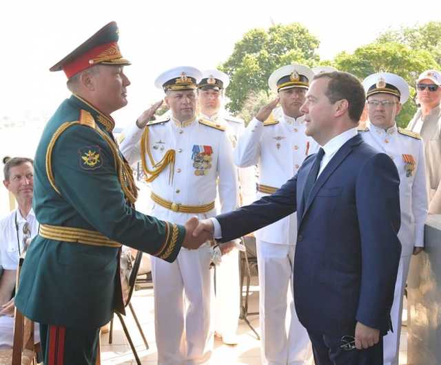 Медведев незаконно съездил в аннексированного Крыму на военный парад