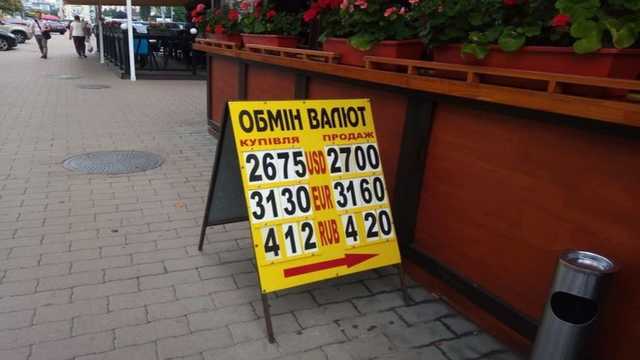 Доллар по 28 и отключение ТВ. Что ждет украинцев в августе