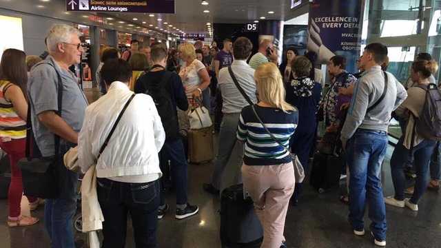 Тратят на приемы. Почему консулы отказывают украинцам в помощи за рубежом