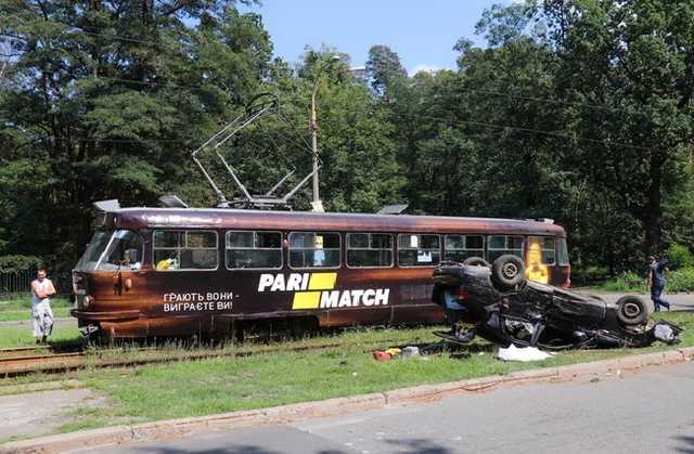 В Киеве иномарка врезалась в трамвай и перевернулась, пострадал ребенок