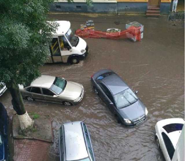 Львов снова "отхлестало" сильным ливнем