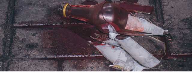 В Киеве на Дарницкой площади мужчина вскрыл себе вены разбитой бутылкой