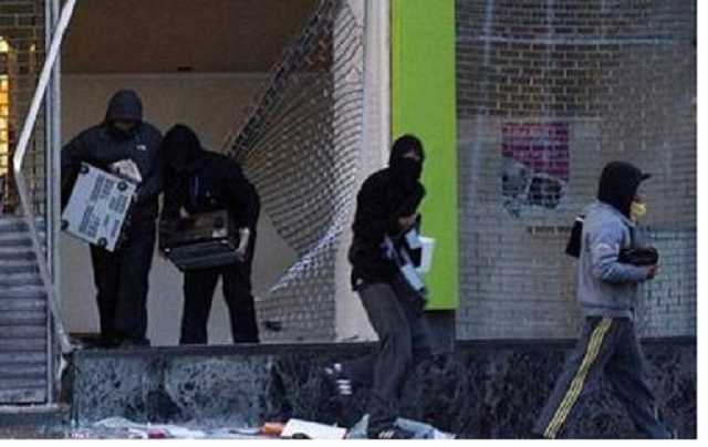 Ищут "сокровища": опубликовано видео разграбленных учреждений Луганска