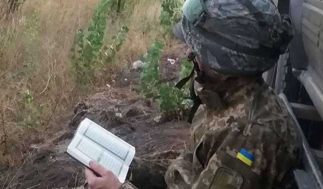 Пара захисників України взяла шлюб на передовій