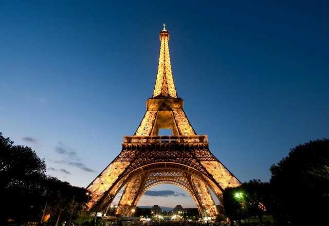 В Париже Эйфелеву башню закрыли для посетителей