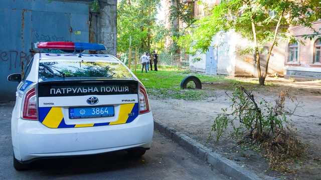В Днепре мужчина повесился на шнурках на заборе детского садика