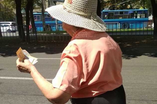 Позор на всю страну: в Днепре маршрутки не подбирают пенсионеров