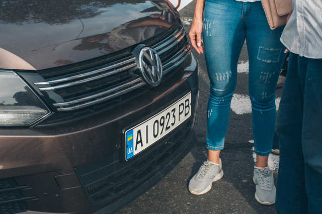 В Киеве неадекватный водитель выехал на тротуар и прострелил мужчине ногу