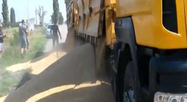 В Николаевской области водители высыпали зерно на дорогу из-за перегруза