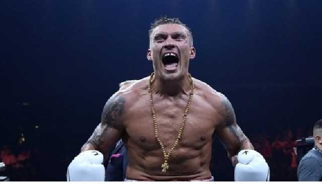 Александр Усик признался, что подарил боксерские перчатки митрополиту Онуфрию