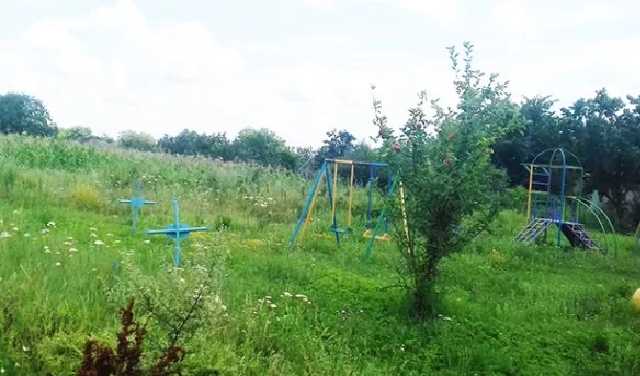 В Одесской области вспыхнул скандал из-за детской площадки на могилах