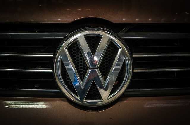 Украинские чиновники покупают элитные авто по цене "Жигулей": инфографика