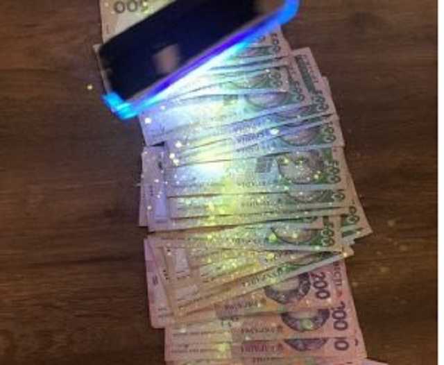 На Херсонщині затримали на хабарі інспектора поліції із контролю за обігом зброї