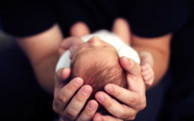 Настоящий герой: таксист в Днепре принял роды у пассажирки