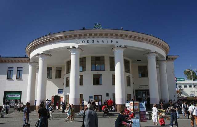 В сети возмутились из-за гигантской очереди в киевское метро: опубликовано видео