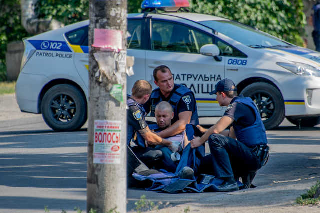 В Днепре атошник вложил в руку другу гранату, выдернул чеку и убежал