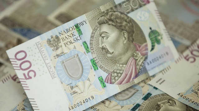 Украинцы резко увеличили денежные переводы из Польши