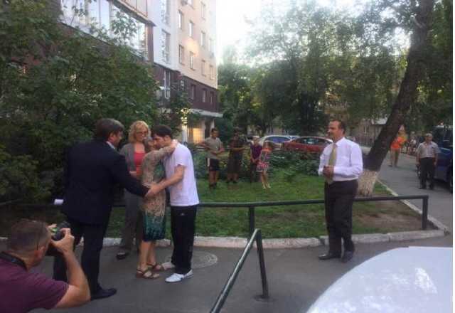 “Почуваю себе не дуже добре”: У Києві зустріли політв’язня Кремля Костенка