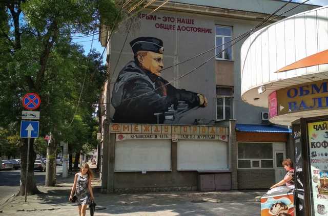 У Сімферополі під муралом Путіна зобразили Сенцова та Кольченка