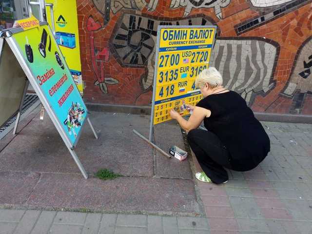 Валютчики боятся остаться без продаж и резко опускают наличный курс доллара