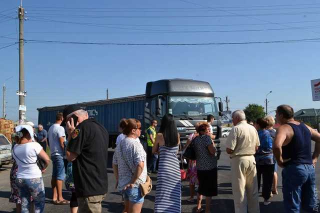Под Одессой продолжают митинг из-за проезда фур: Жители перекрыли дорогу возле Нерубайского
