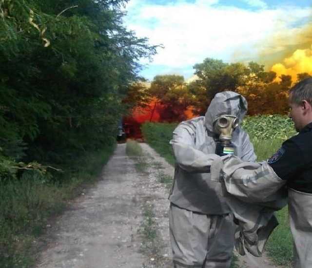 Ядовитое оранжевое облако: на Днепропетровщине из автоцистерны вытекла азотная кислота