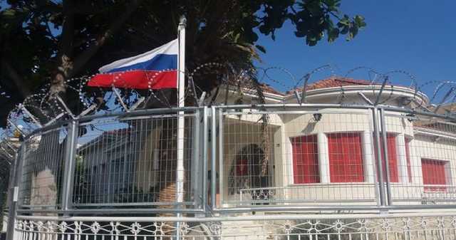 На Кипре психически больной пытался протаранить ворота Генконсульства РФ