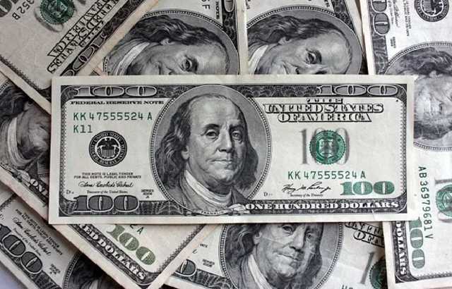 Банкиры откатили доллар на 10 копеек и дали новые прогнозы курса на август